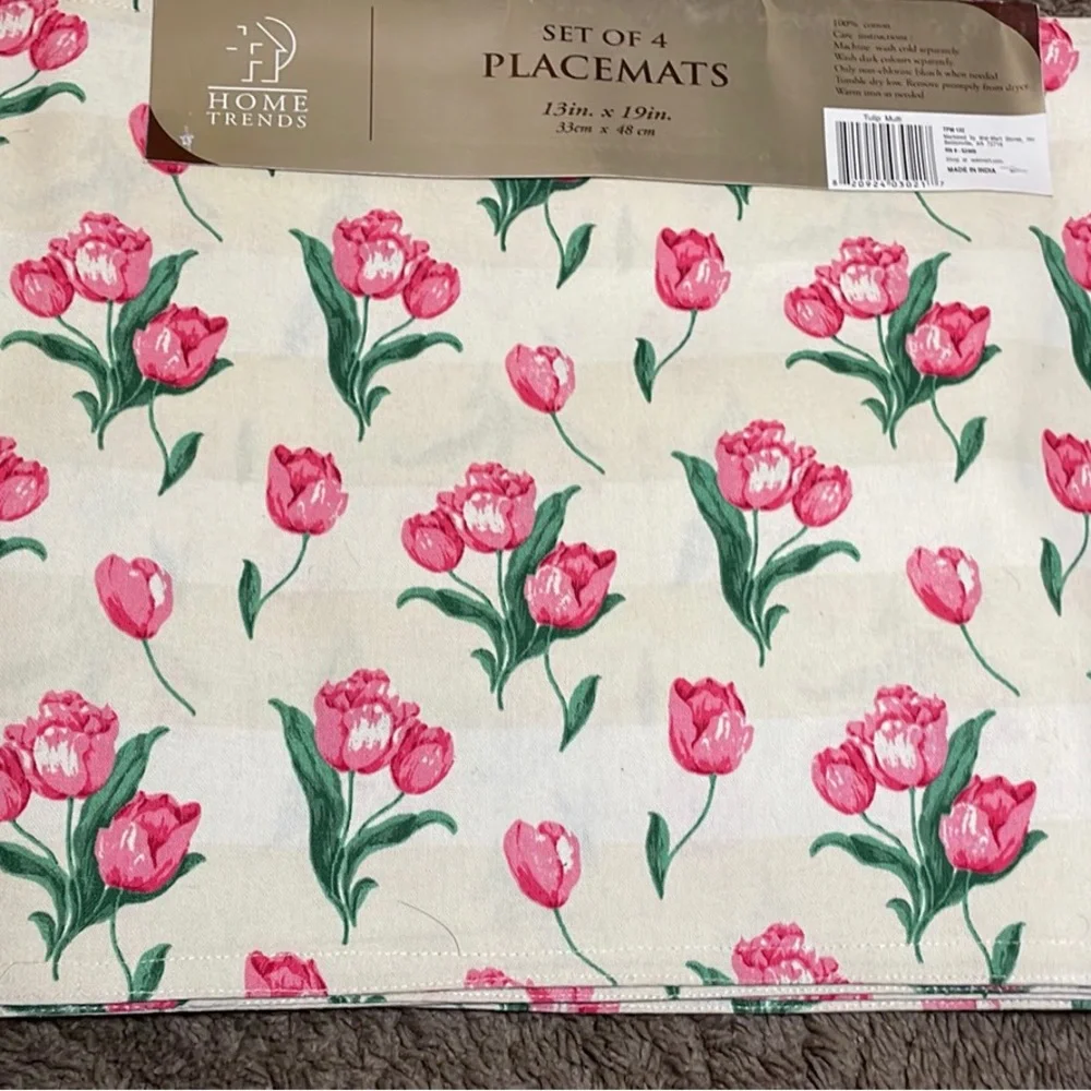 Tulip Table Cloth and Placemats-NWT